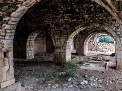 L�ingresso nasconde per� spettacolari ambienti: qui � infatti tutto un tripudio di archi e colonne che vanno a unirsi alla volta a botte